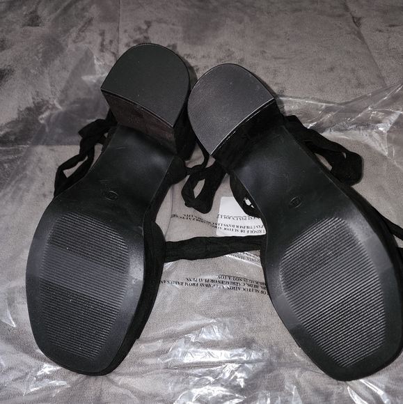 TORRID Heels Strappy Platform Tapered heels WW 9.5 Black NWT - Picture 9 of 13